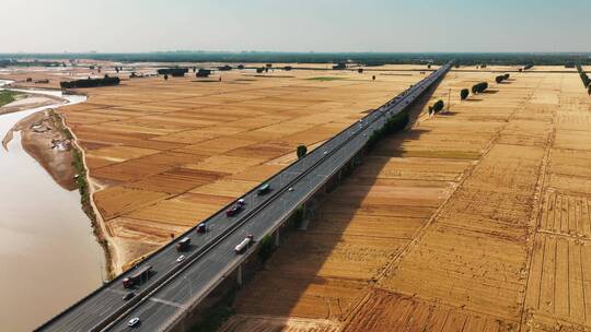 高速公路穿过成熟的麦田