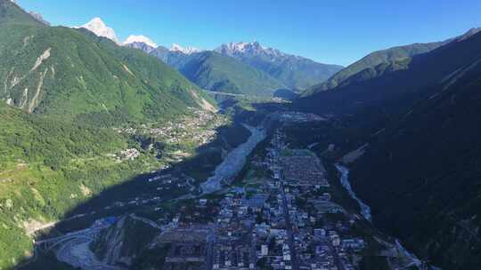 航拍雪山下的四川甘孜磨西镇风光