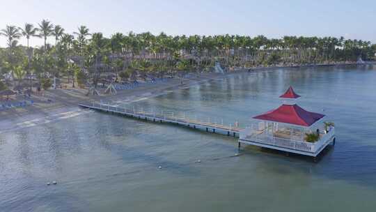 加勒比海田园诗般的海滩上的凉亭，巴伊亚普林西比岛大；无人机视频素材模板下载