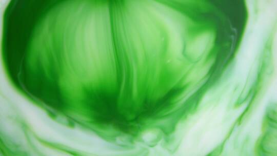 绿色墨水在水中反应