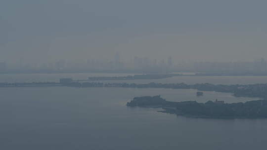 航拍武汉东湖清晨雾气