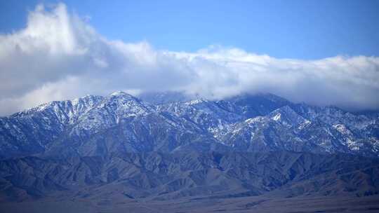 冬天有云的雪山