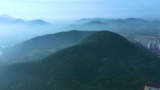 航拍枣庄新城巨山晨雾弥漫