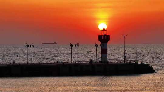 海边日出日落海边航拍海鸥渔船秦皇