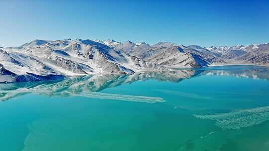 航拍雪后新疆克州阿克陶帕米尔高原白沙湖视频素材模板下载