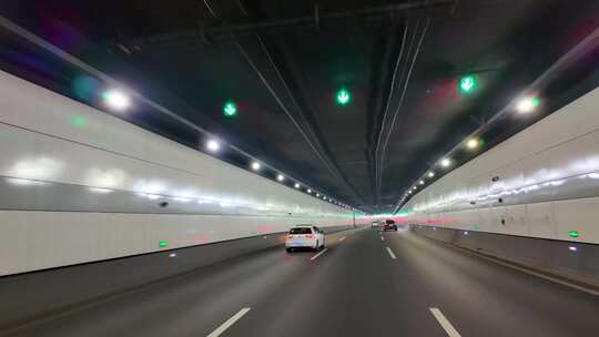 汽车在隧道穿梭开车第一视角飙车城市马路