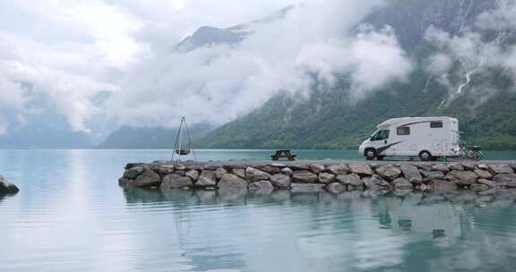 家庭度假旅行房车，房车度假旅行。美丽的自