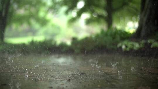 下大雨雨水滴落地面