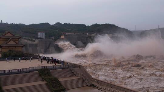 黄河水利工程小浪底大坝泄洪洪水航拍4k