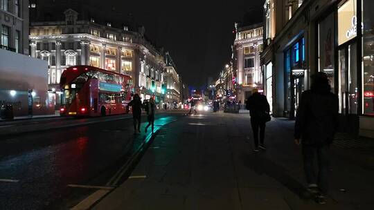 伦敦夜晚的街头