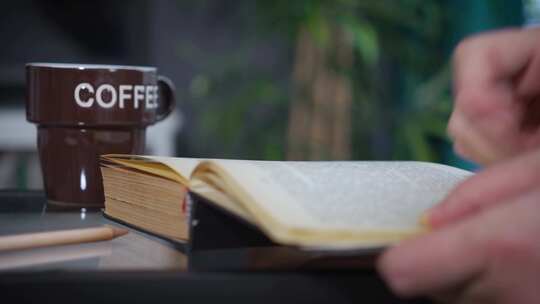 男人看书喝咖啡视频素材模板下载