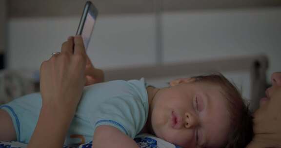 新生婴儿在社交媒体上睡在母亲的乳房上