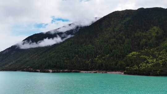 蓝天白云碧水湖泊巴松措湖视频素材模板下载