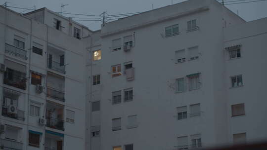 黄昏中公寓楼的外景