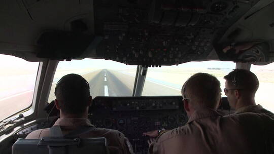 飞机起飞的驾驶舱拍摄的视角