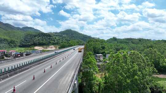 高速公路养护道路航拍高速养护公路维护车辆