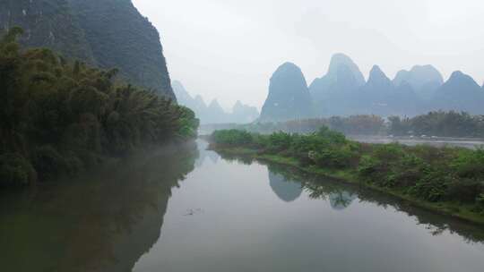 中国喀斯特山脉和河流的鸟瞰图。