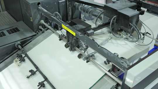 印刷厂里的各种机械设备运行9