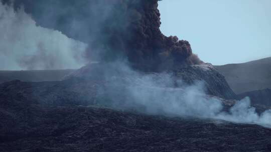 火山口烟雾弥漫_4K