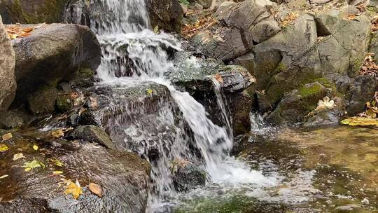 济南九如山度假区湖边木桶民宿，网红打卡地