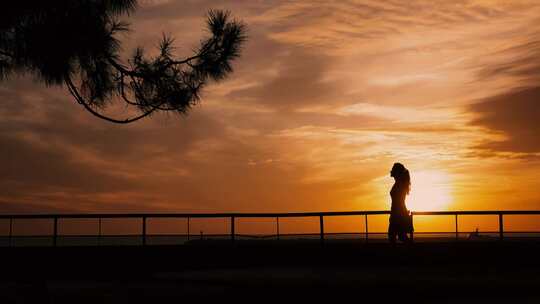 在夕阳下散步的女人