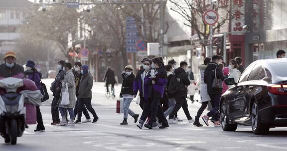 8k实拍行人通过人行横道过马路