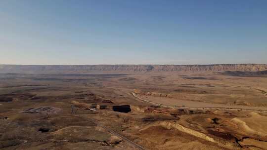 内盖夫偏远沙漠广阔的风景，蓝天背景。天线视频素材模板下载