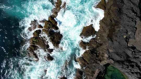 海浪撞击岩石海岸，自上而下的视图