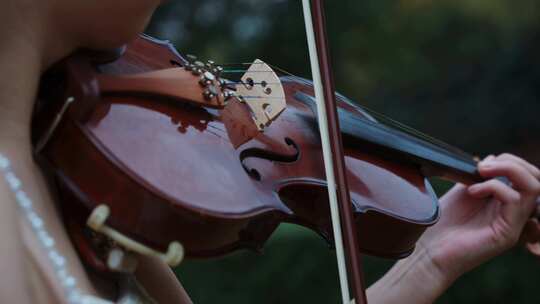 小提琴在住宅小区内演奏