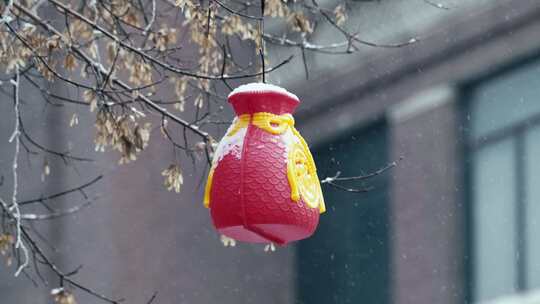 大雪纷飞中的新年福字灯笼