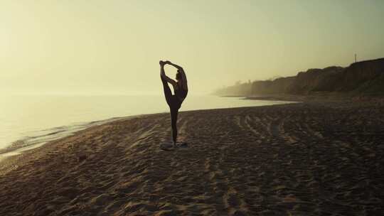 海边练瑜伽意境瑜伽镜头合集