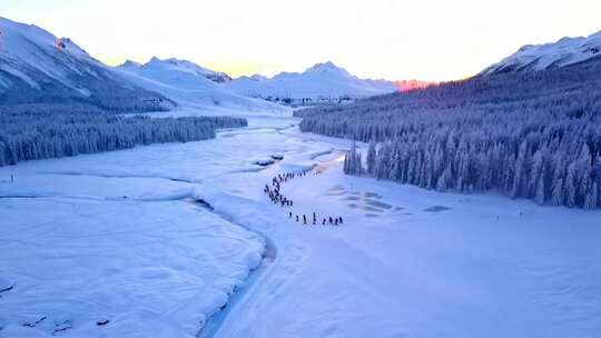 雪山下雪地人群与森林雪景