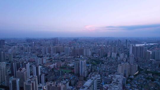 广州珠江两岸密集建筑群与夕阳晚霞风光航拍
