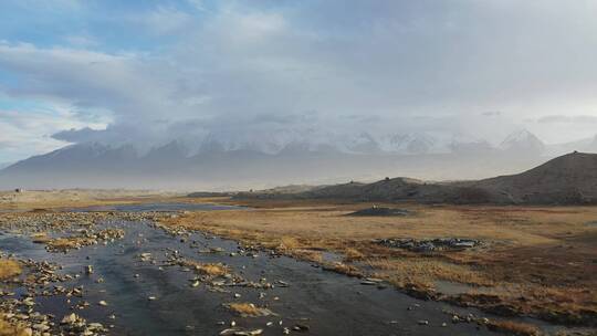 新疆喀拉库勒湖公格尔九别峰雪山风光