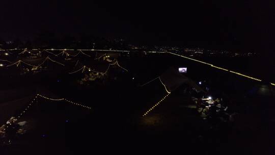 夜晚里一群人在山上露营野餐视频素材模板下载