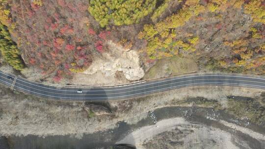 航拍秋天中的本溪本桓公路