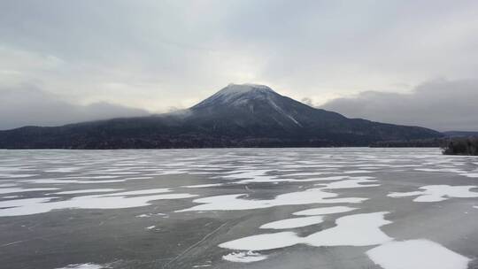 日本北海道阿寒湖冬季雄阿寒山风光