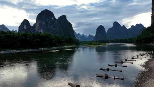 桂林 阳朔 漓江 竹筏 山水 20元背景