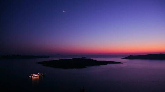 夜晚群岛里行驶的轮船