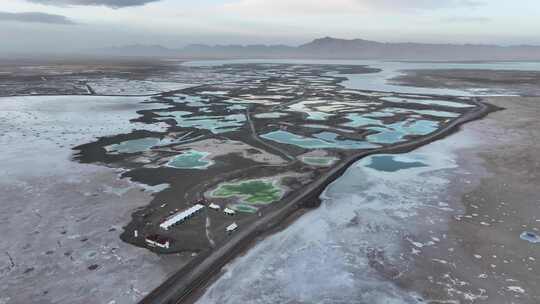 青海海西大柴旦翡翠湖湖水道路航拍视频