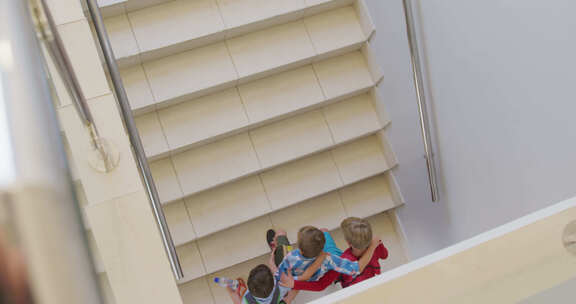 高加索男孩在学校跑上楼的俯视图视频