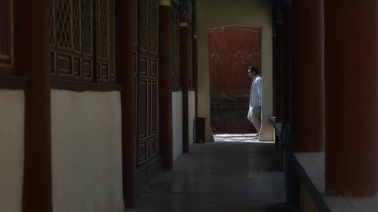 游客升格视频寺庙长廊走过的游客情侣