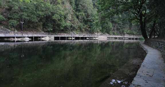 清晨清山绿水宁静的河道 江西瑶里古镇风光