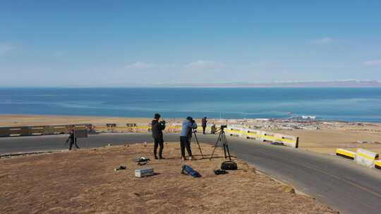 青海海南青海湖天空公路人物航拍视频