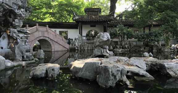 阳光绿植太湖石园林庭院水景特写 沉浸式