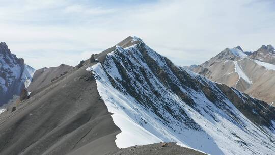 独库公路上的雪山