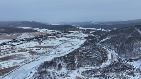 山区村落冬季湿地雪景风光