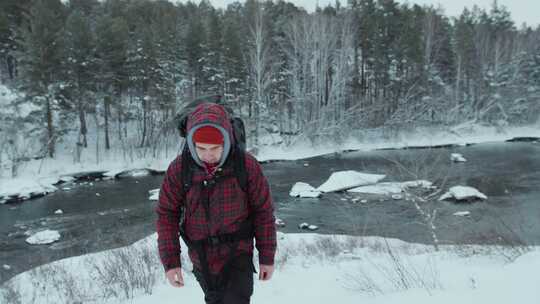 徒步旅行者，背包，雪，森林