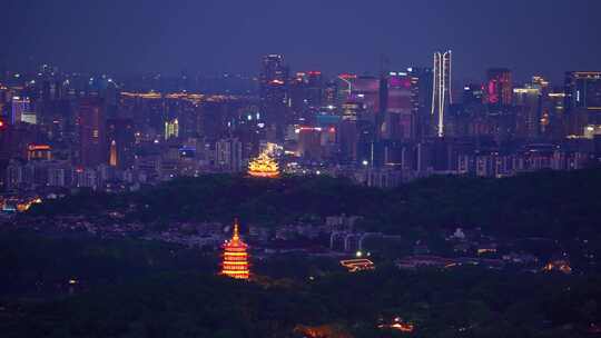 杭州西湖雷峰塔和城隍阁蓝调城市建筑夜景