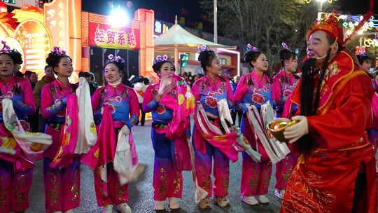 夜间街头传统服饰舞蹈表演元宵节社会